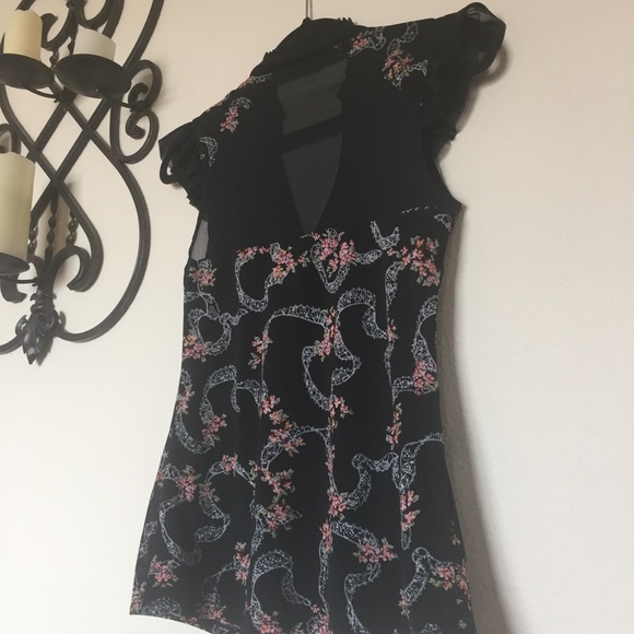 Guess Mesh Ruffle Sleeve Print Top Vneck Sz S - Picture 7 of 7